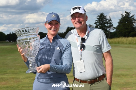 리네아 스트룀(왼쪽)이 10일(한국 시각) LPGA 투어 숍라이트 LPGA 클래식에서 우승한 뒤 아버지 조니 스트롬과 함께 환하게 웃고 있다. /AFPBBNews=뉴스1