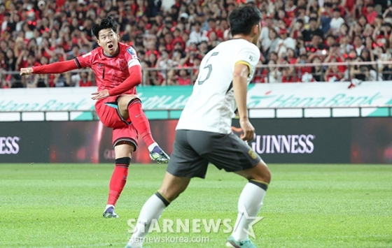손흥민(왼쪽)이 11일 오후 8시 서울월드컵경기장에서 열린 대한민국 대 중국의 '2026 국제축구연맹(FIFA) 북중미 월드컵' 아시아지역 2차 예선 C조 최종 6차전에서 슛을 시도하고 있다. /사진=김진경 대기자