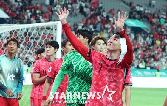 중국전 1-0 승리를 거둔 후 손흥민 등 대표팀 선수들이 환호하는 관중에 답례하고 있다. /사진=김진경 대기