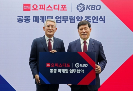 KBO와 오피스디포코리아의 공동 마케팅 업무협약 조인식에 참여한 허구연 KBO 총재(오른쪽)와 조준 대표이사. /사진=KBO 제공