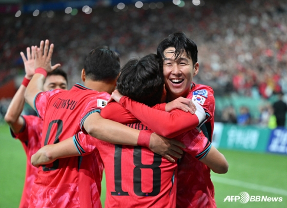 이강인의 골을 축하하는 손흥민(오른쪽). /AFPBBNews=뉴스1