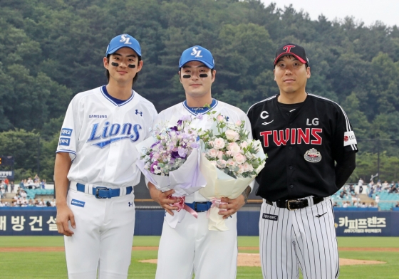 (왼쪽부터) 삼성 주장 구자욱, 박병호, LG 주장 김현수. 박병호가 한미 400홈런을 달성하자 2회말 종료 후 양 팀 주장과 함께 기념 촬영을 하고 있다. /사진=삼성 라이온즈 제공