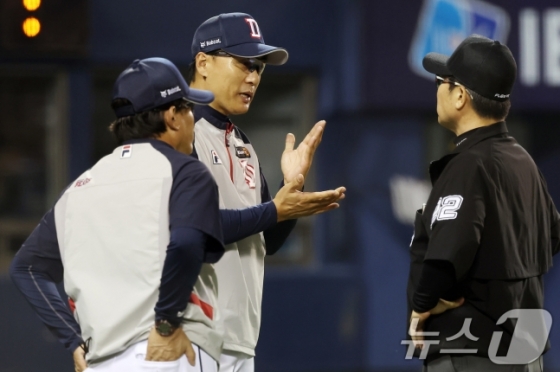 이승엽 두산 감독이 18일 NC 다이노스와의 경기에서 7회 비디오 판독 결과와 관련해 항의하고 있다. /사진=뉴스1