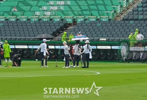 한국 양궁 국가대표 선수단은 29일 오후 전주월드컵경기장에서 소음 적응 훈련 및 남자-여자팀 간 단체전을 진행했다. 사진은 여자 대표팀의 모습. /사진=박재호 기자