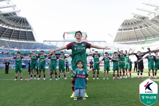 팬들에게 인사하는 주세종(가운데). /사진=한국프로축구연맹 제공