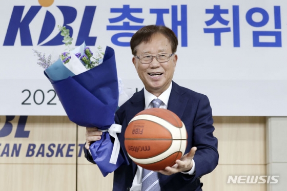 이수광 신임 KBL 제11대 총재가 1일 서울 강남구 KBL센터에서 열린 취임식에서 환하게 웃고 있다. /사진=뉴시스