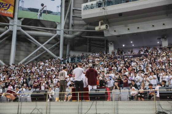 키움 팬들이 지난해 고척 두산전이 끝나고도 에릭 요키시와 마지막 인사를 위해 남았다. /사진=키움 히어로즈 제공