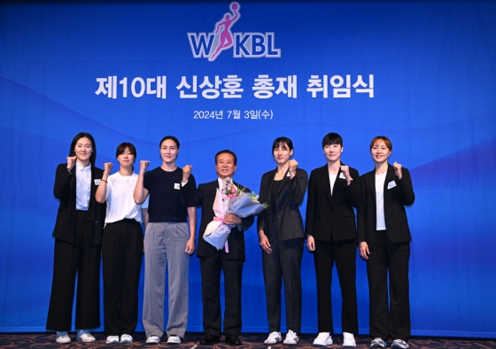 신상훈 총재(가운데)가 WKBL 6개 구단 주장들과 기념 촬영을 하고 있다. /사진=WKBL  제공