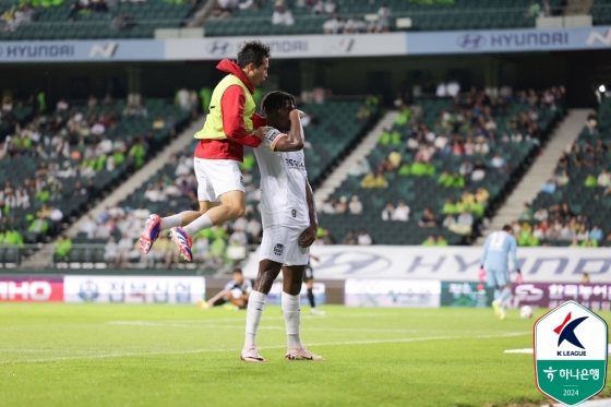 전북 현대전 데뷔골 넣고 세리머니하는 호날두. /사진=한국프로축구연맹 제공