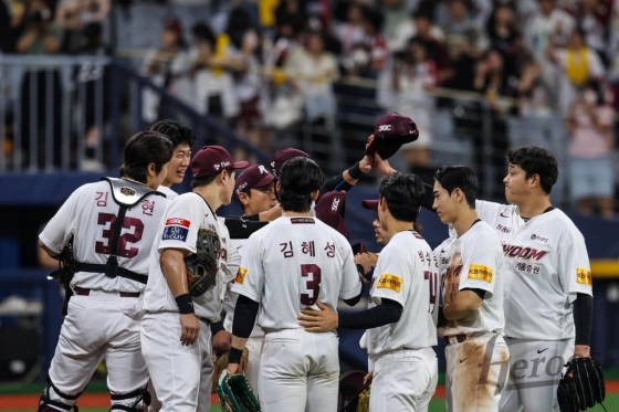 키움 히어로즈 선수들이 3일 고척 LG전에서 승리한 뒤 기뻐하고 있다. /사진=키움 히어로즈 제공