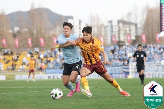 경기에 집중하는 엄지성(오른쪽). /사진=한국프로축구연맹 제공