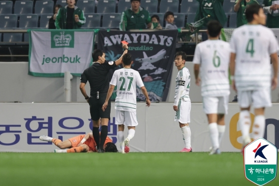 제주 유나이티드 전에서 퇴장을 받는 김진수의 모습. /사진=한국프로축구연맹 제공 