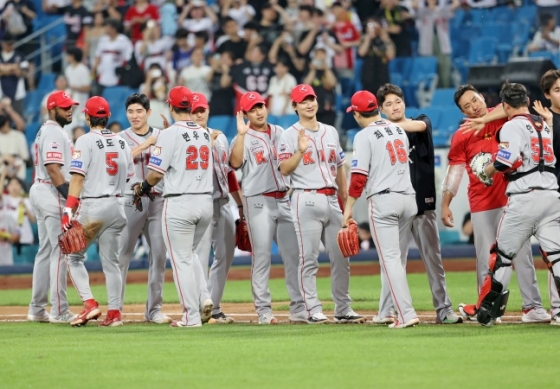 KIA 선수단이 4일 대구 삼성전을 승리로 장식하고 그 기쁨을 나누고 있다. /사진=KIA 타이거즈 제공