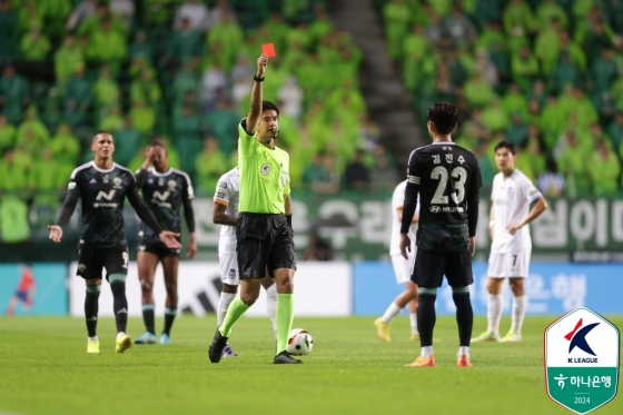 김진수(23번)가 지난 29일 전주월드컵경기장에서 열린 전북 현대 대 FC서울의 '하나은행 K리그1 2024' 20라운드에서 후반 15분 레드카드를 받고 있다. /사진=한국프로축구연맹 제공