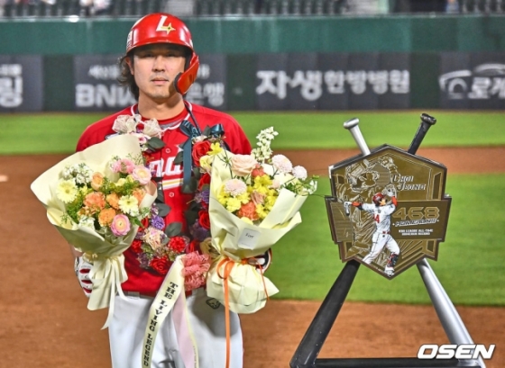 SSG 랜더스 최정이 4월 24일 부산 사직야구장에서 열린 롯데 자이언츠와 2024 신한 SOL Bank KBO 리그 원정경기에서 5회 초 개인 통산 468호 홈런을 터트린 후 기념촬영을 하고 있다.