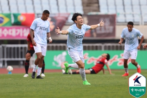 최건주(가운데)의 골 세리머니. /사진=한국프로축구연맹 제공