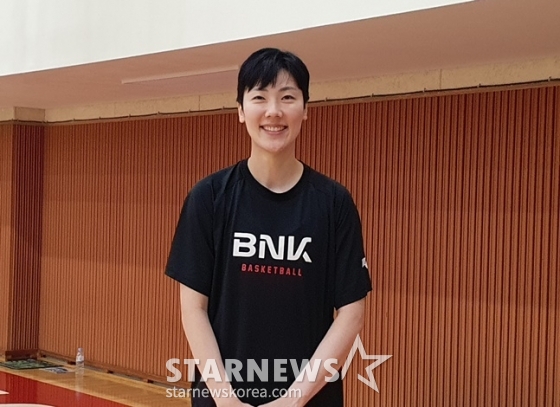 BNK 박혜진이 스타뉴스와 인터뷰 후 포즈를 취하고 있다. /사진=양정웅 기자 