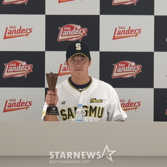 상무의 조세진이 5일 2024 KBO 퓨처스 올스타전 MVP를 수상하고 취재진과 인터뷰에 임하고 있다. /사진=김동윤 기자