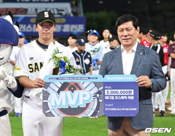 상무의 조세진(왼쪽)이 5일 인천SSG랜더스필드에서 열린 2024 KBO 퓨처스 올스타전 MVP를 수상하고 있다.