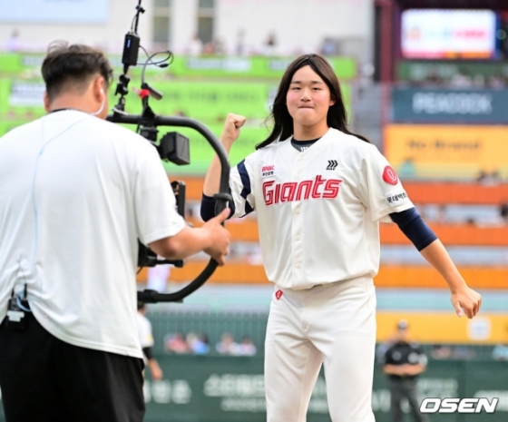 롯데의 박준우가  5일 인천SSG랜더스필드에서 열린 2024 KBO 퓨처스 올스타전 4회 초 등판을 앞두고 머리를 조심스레 넘기고 있다. 