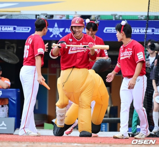 SSG의 이승민(가운데)이 5일 인천SSG랜더스필드에서 열린 2024 KBO 퓨처스 올스타전에서 자신의 별명인 적토망아지에 걸맞은 말 분장을 하고 첫 타석에 들어서고 있다. 