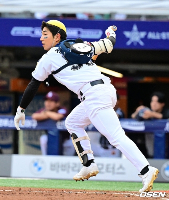 KT 정준영이 5일 인천SSG랜더스필드에서 열린 2024 KBO 퓨처스 올스타전 3회 말 1사 3루에서 어린이 분장을 하고 역전 적시타를 치고 있다.