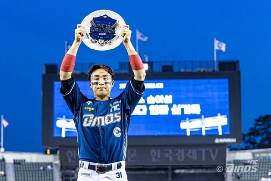 NC 손아섭이 지난달 20일 잠실 두산전에서 KBO 통산 최다안타 신기록을 세운 후 기념 트로피를 들고 있다. /사진=NC 다이노스 제공