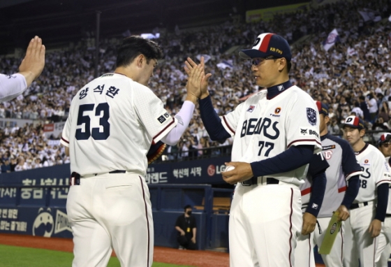 이승엽 감독(가운데)이 양석환과 하이파이브를 하고 있다. /사진=두산 베어스 제공