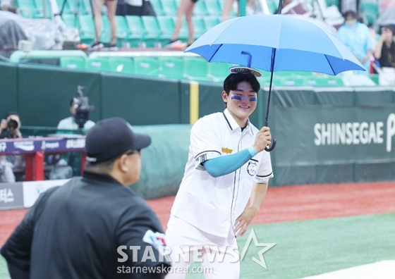 [포토] 김도영 '심판 눈치 살살 보며'