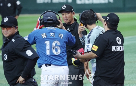 [포토] 류지혁-박찬호 '비디오판독 솔선수범?'