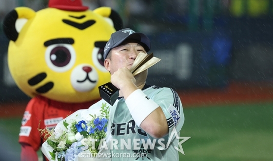 [포토] 최형우 '부러우면 지는 거다'