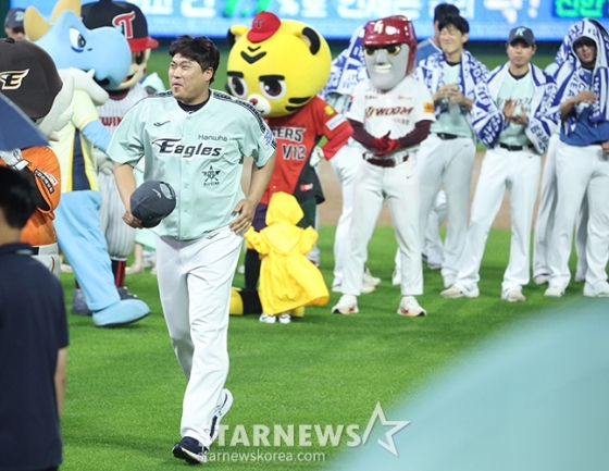 2024 신한 SOL Bank KBO 올스타전'이 6일 오후 인천 SSG랜더스필드에서 열렸다.  나눔팀 선발 류현진(한화)이 시상식에서 우수 투수상을 수상하고 있다. /사진=김진경 대기자