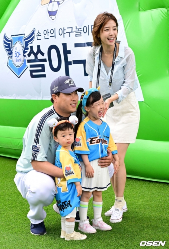 한화 류현진(맨 왼쪽)이 6일 인천SSG랜더스필드에서 열린 2024 KBO 신한 SOL 뱅크 KBO 올스타전에서 가족들과 함께 기념사진을 촬영하고 있다.