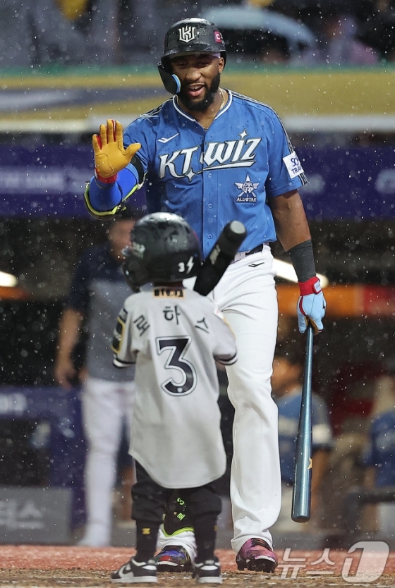 6일 오후 인천시 미추홀구 문학동 SSG랜더스필드에서 열린 '2024 신한 SOL Bank KBO 올스타전' 나눔 올스타와 드림 올스타의 경기, 8회말 드림 올스타 kt 로하스가 타석에 들어선 아들에게 손짓을 하고 있다. /사진=뉴스1