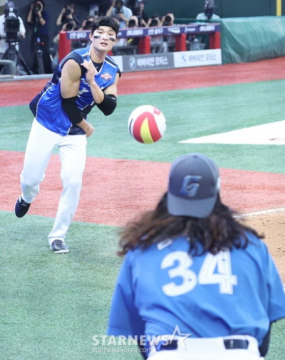 롯데 윤동희가 6일 인천 SSG 랜더스필드에서 열린 2024 KBO 올스타전에서 2회 말 타석에 들어서기 전 배구선수 김희진 코스프레를 하고 있다. /사진=김진경 대기자