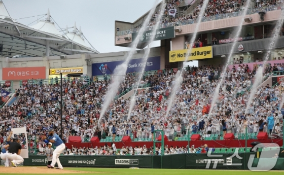 일 오후 인천시 미추홀구 문학동 SSG랜더스필드에서 열린 '2024 신한 SOL Bank KBO 올스타전’ 나눔 올스타와 드림 올스타의 경기, 야구팬들이 시원한 물줄기를 맞으며 열띤 응원을 펼치고 있다. /사진=뉴스1