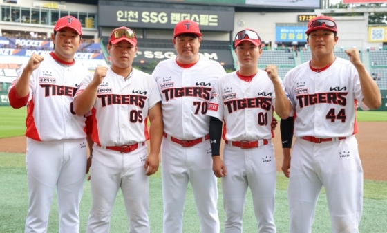 KIA 이상준(맨 오른쪽)이 지난 5일 인천SSG랜더스필드에서 열린 2024 KBO 퓨처스 올스타전에서 진갑용 퓨처스 감독(가운데) 및 다른 유망주들과 포즈를 취하고 있다. /사진=KIA 타이거즈 제공