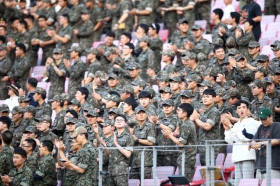 군 장병들이 2023년 초청 행사 당시 KIA를 응원하고 있다. /사진=KIA 타이거즈 제공