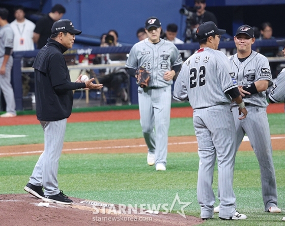 양상문 한화 투수코치(왼쪽)가 황준서가 흔들리자 마운드에 올라 투수 교체를 하고 있다. /사진=김진경 대기자