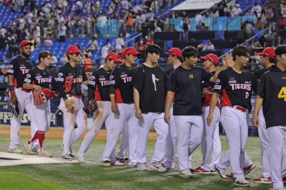 KIA 선수단이 10일 잠실 LG전을 승리로 장식한 후 다른 선수들을 맞이하고 있다.  /사진=KIA 타이거즈 제공