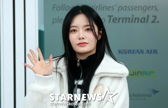 [인천공항=뉴시스] 김혜진 기자 = 그룹 피프티피프티 키나가 빌보드 뮤직 어워드 참석을 위해 16일 오후 인천국제공항을 통해 미국 로스앤젤레스로 출국하고 있다. 2023.11.16. jini@newsis.com /사진=김혜진