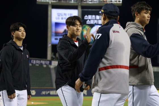 김택연(왼쪽에서 2번재)이 이승엽 감독과 하이파이브를 하고 있다. /사진=두산 베어스 제공