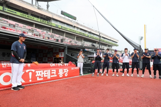 두산 베어스 시라카와(왼쪽)가 11일 수원 KT위즈파크에서 KT와 경기를 앞두고 두산 선수들 앞에서 인사를 하고 있다. /사진=두산 베어스 제공