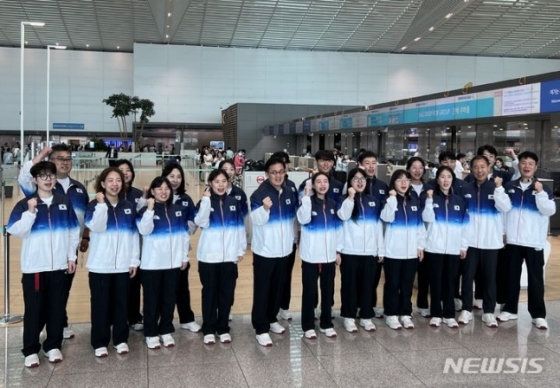 대한민국 사격 국가대표팀이 12일 오전 인천국제공항 제2여객터미널에서 2024 파리 올림픽 출전을 위해 출국하기 전 단체 사진을 촬영하고 있다. /사진=뉴시스