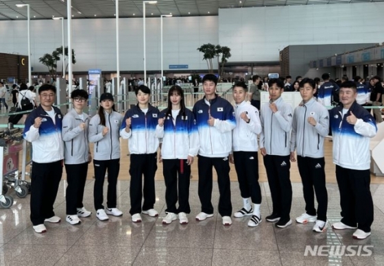 대한민국 복싱 국가대표팀이 12일 오전 인천국제공항 제2여객터미널에서 2024 파리 올림픽 출전을 위해 출국하기 전 단체 사진을 촬영하고 있다.  /사진=뉴시스