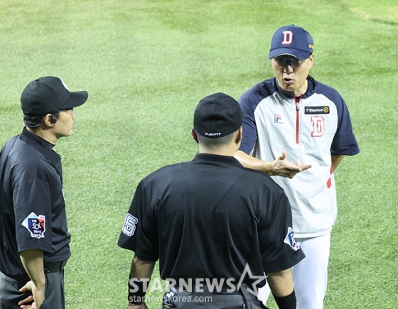 이승엽 두산 베어스 감독(오른쪽)이 12일 삼성 라이온즈전 8회말 비디오판독 이후 항의를 하고 있다. /사진=김진경 대기자