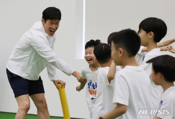 박지성(왼쪽)이 지난 12일 서울 종로구 국립현대미술관 서울관에서 열린 '박지성과 함께하는 'MMCA 플레이: 주니어풋살'에서 축구 꿈나무들과 즐거운 시간을 보내고 있다. /사진=뉴시스