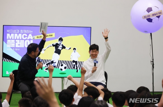 축구 꿈나무들의 질문을 받는 박지성의 모습. /사진=뉴시스