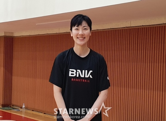 BNK 박혜진이 스타뉴스와 인터뷰 후 포즈를 취하고 있다. /사진=양정웅 기자