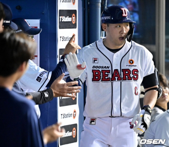 두산 베어스 양석환(오른쪽)이 12일 서울 잠실구장에서 열린 삼성 라이온즈와 2024 신한 SOL뱅크 KBO리그 시즌 10차전에서 8회말 담장을 맞히는 타구를 날린 뒤 홈까지 파고든 뒤 상황을 지켜보고 있다.